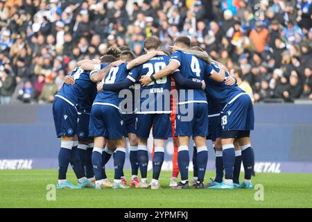 Karlsruhe, Deutschland. 1er décembre 2024. Die Mannschaft vor dem Anpfiff im Teamkreis 2. Bundesliga : Karlsruher SC vs Hamburger SV, BBBank Wildpark, Sonntag 01.12.2024 crédit : dpa/Alamy Live News Banque D'Images