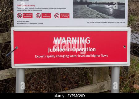 Taplow, Royaume-Uni. 30 novembre 2024. Suite aux fortes pluies qui ont frappé la tempête Bert plus tôt dans la semaine, le système Jubilee River Flood relief (atténuation des inondations de la rivière Jubilee) est actuellement en vigueur afin de stopper les inondations à Windsor & Eton, dans le Berkshire. Les panneaux d'avertissement indiquent aux gens de s'attendre à une évolution rapide des niveaux d'eau et à des débits plus élevés. Crédit : Maureen McLean/Alamy Live News Banque D'Images