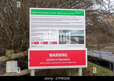 Taplow, Royaume-Uni. 30 novembre 2024. Suite aux fortes pluies qui ont frappé la tempête Bert plus tôt dans la semaine, le système Jubilee River Flood relief (atténuation des inondations de la rivière Jubilee) est actuellement en vigueur afin de stopper les inondations à Windsor & Eton, dans le Berkshire. Les panneaux d'avertissement indiquent aux gens de s'attendre à une évolution rapide des niveaux d'eau et à des débits plus élevés. Crédit : Maureen McLean/Alamy Live News Banque D'Images