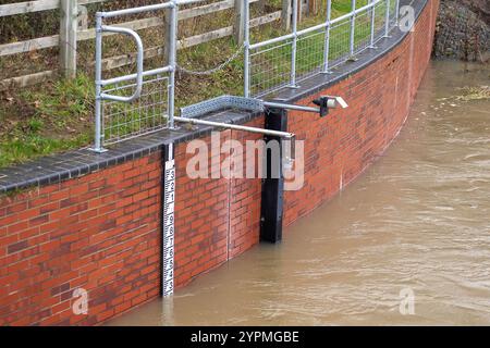 Taplow, Royaume-Uni. 30 novembre 2024. Suite aux fortes pluies qui ont frappé la tempête Bert plus tôt dans la semaine, le système Jubilee River Flood relief (atténuation des inondations de la rivière Jubilee) est actuellement en vigueur afin de stopper les inondations à Windsor & Eton, dans le Berkshire. Les panneaux d'avertissement indiquent aux gens de s'attendre à une évolution rapide des niveaux d'eau et à des débits plus élevés. Crédit : Maureen McLean/Alamy Live News Banque D'Images