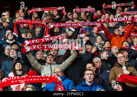 Enschede, pays-Bas. 1er décembre 2024. ENSCHEDE, Stadium Grolsch Veste, 01-12-2024, saison 2024/2025, Néerlandais Eredivisie Football pendant le match Twente - Go Ahead Eagles Banners FC Twente crédit : Pro Shots/Alamy Live News Banque D'Images