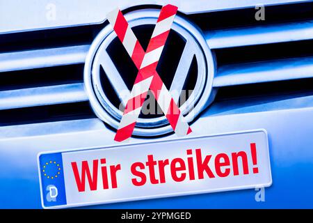 Wir streiken VW Autokennzeichen, Warnstreiks BEI VW ab Montag, Symbolfoto, Dezember 2024 Deutschland, Dezember 2024, Wir streiken, IG Metall Ruft für Montag, 2. Dezember, zu Warnstreiks auf, Symbolfoto, Volkswagen lehnt Lohnerhöhungen für die VW-Beschäftigten ab, will außerdem deutsche VW-Werke schließen, zehntausende Arbeitsplätze sind in Gefahr, der Autokonzern will massiv Kosten sparen, VW-logo mit rotweißem Flatterband durchkreuzt, Wirtschaft, industrie, Industriestandort, Krise, Konjunktur, Autohersteller, *** nous frappons les plaques d'immatriculation VW, les grèves d'avertissement à VW à partir de lundi, symbole ph Banque D'Images