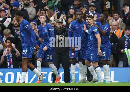 Londres, Royaume-Uni. 1er décembre 2024. Nicolas Jackson (3ème R) de Chelsea célèbre après avoir marqué le but d'ouverture lors du match de premier League à Stamford Bridge, Londres. Le crédit photo devrait se lire : Paul Terry/Sportimage crédit : Sportimage Ltd/Alamy Live News Banque D'Images