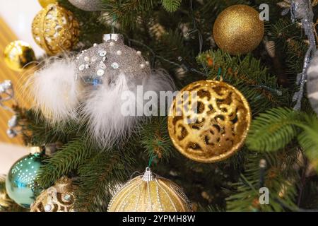 Belles décorations festives en gros plan sur le sapin de Noël. Carte du nouvel an Banque D'Images