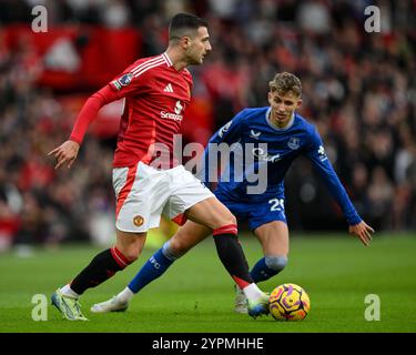 Manchester, Royaume-Uni. 1er décembre 2024. Diogo Dalot de Manchester United avec le ballon lors du match de premier League Manchester United vs Everton à Old Trafford, Manchester, Royaume-Uni, le 1er décembre 2024 (photo par Craig Thomas/News images) à Manchester, Royaume-Uni le 12/1/2024. (Photo de Craig Thomas/News images/SIPA USA) crédit : SIPA USA/Alamy Live News Banque D'Images