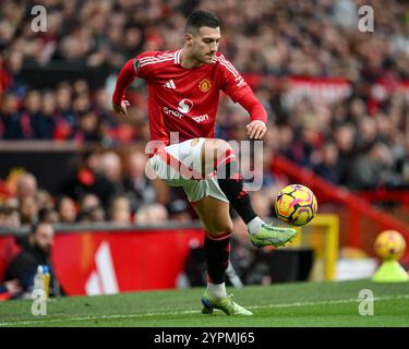 Manchester, Royaume-Uni. 1er décembre 2024. Diogo Dalot de Manchester United contrôle le ballon lors du match de premier League Manchester United vs Everton à Old Trafford, Manchester, Royaume-Uni, le 1er décembre 2024 (photo par Craig Thomas/News images) à Manchester, Royaume-Uni le 12/1/2024. (Photo de Craig Thomas/News images/SIPA USA) crédit : SIPA USA/Alamy Live News Banque D'Images