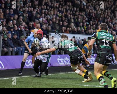 Londres, Royaume-Uni. 29 novembre 2024. Christian Wade de Gloucester et James Ramm de Northampton en action lors du Gallagher Premiership Rugby match opposant Northampton Saints contre Gloucester Rugby au Cinch Stadium le 29 novembre 2024 à Londres, en Angleterre. Crédit : Gary Mitchell, GMP Media/Alamy Live News Banque D'Images