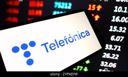 Konskie, Pologne - 30 novembre 2024 : logo de la société Telefonica affiché sur le téléphone portable Banque D'Images