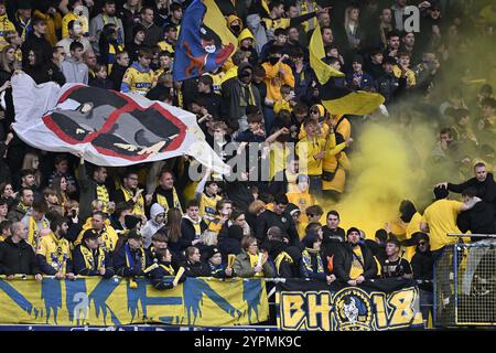 Sint Truiden, Belgique. 1er décembre 2024. Les supporters de STVV photographiés lors d'un match de football entre Sint-Truiden VV et KRC Genk, dimanche 1er décembre 2024 à Sint-Truiden, le jour 16 de la saison 2024-2025 de la première division du championnat belge 'Jupiler Pro League'. BELGA PHOTO JOHAN Eyckens crédit : Belga News Agency/Alamy Live News Banque D'Images