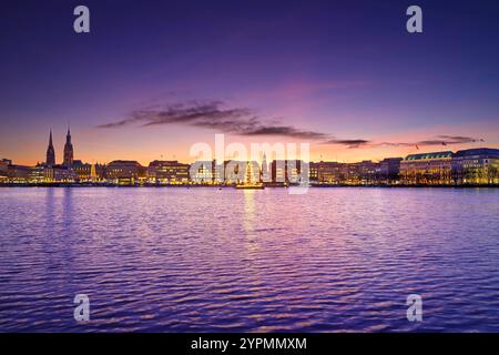 Blick über die Binnenalster zum Jungfernstieg mit Alstertanne in Hamburg, Deutschland, Europa *** vue sur le Binnenalster au Jungfernstieg avec le sapin Alster à Hambourg, Allemagne, Europe Banque D'Images