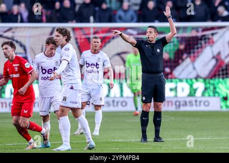 Enschede, pays-Bas. 1er décembre 2024. ENSCHEDE, PAYS-BAS - 1er DÉCEMBRE : L'arbitre Jeroen Manschot réagit lors du match néerlandais Eredivisie entre le FC Twente et Go Ahead Eagles au de Grolsch Veste le 1er décembre 2024 à Enschede, pays-Bas. (Photo de Peter Lous/Orange Pictures) crédit : Orange pics BV/Alamy Live News Banque D'Images