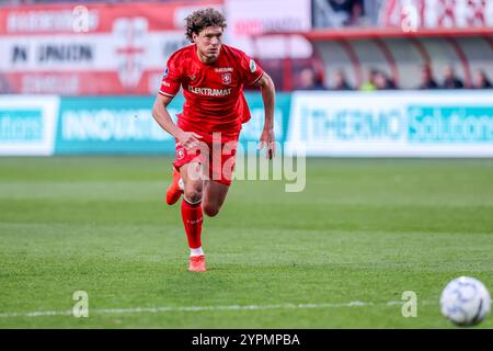 Enschede, pays-Bas. 1er décembre 2024. ENSCHEDE, PAYS-BAS - 1er DÉCEMBRE : Sam Lammers du FC Twente court avec le ballon lors du match néerlandais Eredivisie entre le FC Twente et Go Ahead Eagles au de Grolsch Veste le 1er décembre 2024 à Enschede, pays-Bas. (Photo de Peter Lous/Orange Pictures) crédit : Orange pics BV/Alamy Live News Banque D'Images