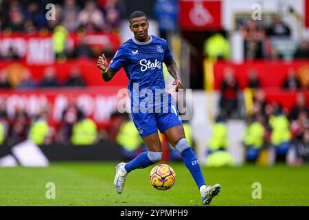 Manchester, Royaume-Uni. 1er décembre 2024. Old Trafford MANCHESTER, ANGLETERRE - 1er DÉCEMBRE : Ashley Young d'Everton FC court avec le ballon lors du match de premier League 2024/25 Matchweek 13 entre Manchester United FC et Everton FC à Old Trafford le 1er décembre 2024 à Manchester, Angleterre. (Richard Callis/SPP) crédit : photo de presse sportive SPP. /Alamy Live News Banque D'Images