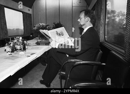 Deutschland, Ulm, 13.09.1994 Archiv. : 49-23-08 Wahlkampfreise von Rudolf Scharping Foto : SPD-Kanzlerkandidat Rudolf Scharping im Wahlkampfzug Vorstellung SPD-Plakat *** Allemagne, Ulm, 13 09 1994 Archive 49 23 08 voyage de campagne électorale de Rudolf Scharping photo SPD candidat pour le chancelier Rudolf Scharping dans le train de campagne électorale Banque D'Images