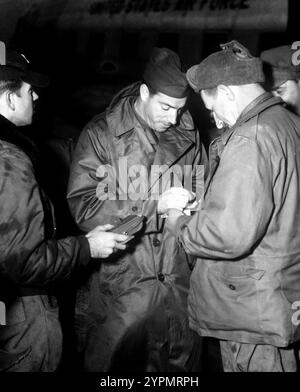 Joe signe. L'un des premiers hommes à recevoir l'autographe de la star du baseball Joe DiMaggio lorsqu'il a visité cette base aérienne avancée en Corée était le Sgt John Mosakowski, Newark, NY - photo de l'US Air Force, novembre 1950 Banque D'Images