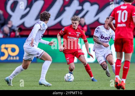 Enschede, pays-Bas. 1er décembre 2024. ENSCHEDE, PAYS-BAS - 1er DÉCEMBRE : SEM Steijn du FC Twente court avec le ballon lors du match néerlandais Eredivisie entre le FC Twente et Go Ahead Eagles au de Grolsch Veste le 1er décembre 2024 à Enschede, pays-Bas. (Photo de Peter Lous/Orange Pictures) crédit : Orange pics BV/Alamy Live News Banque D'Images