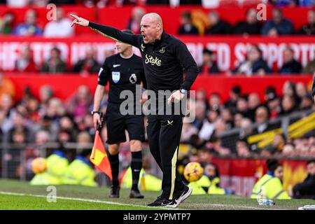 Manchester, Royaume-Uni. 1er décembre 2024. Old Trafford MANCHESTER, ANGLETERRE - 1er DÉCEMBRE : L'entraîneur-chef d'Everton, Sean Dyche, fait des gestes lors de la première League 2024/25 Matchweek 13 match entre Manchester United FC et Everton FC à Old Trafford le 1er décembre 2024 à Manchester, Angleterre. (Richard Callis/SPP) crédit : photo de presse sportive SPP. /Alamy Live News Banque D'Images