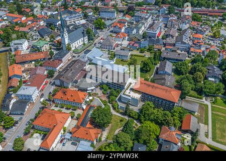 Vue sur la ville thermale de Prien sur la rive ouest du lac Chiemsee à Chiemgau en été Banque D'Images