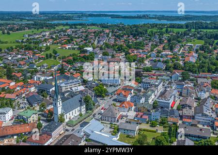 Vue sur la ville thermale de Prien sur la rive ouest du lac Chiemsee à Chiemgau en été Banque D'Images