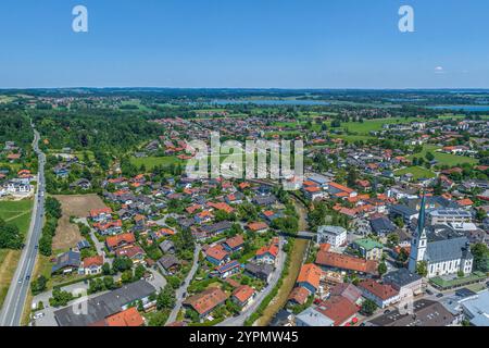 Vue sur la ville thermale de Prien sur la rive ouest du lac Chiemsee à Chiemgau en été Banque D'Images