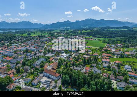 Vue sur la ville thermale de Prien sur la rive ouest du lac Chiemsee à Chiemgau en été Banque D'Images