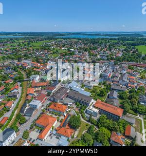 Vue sur la ville thermale de Prien sur la rive ouest du lac Chiemsee à Chiemgau en été Banque D'Images