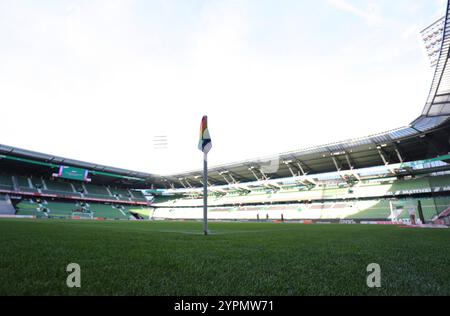 30.11.2024, wohninvest Weserstadion, Brême, GER, 1.FBL SV Werder Bremen v. VfB Stuttgart im Bild/Picture shows Feature/Impressionen Weserstadion mit Regenbogen Eckfahne Foto © nordphoto GmbH/Tauchnitz DFB LA RÉGLEMENTATION INTERDIT TOUTE UTILISATION DE PHOTOGRAPHIES COMME SÉQUENCES D'IMAGES ET/OU QUASI-VIDÉO. Banque D'Images