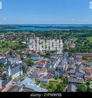 Vue sur la ville thermale de Prien sur la rive ouest du lac Chiemsee à Chiemgau en été Banque D'Images