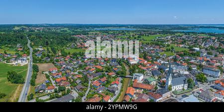 Vue sur la ville thermale de Prien sur la rive ouest du lac Chiemsee à Chiemgau en été Banque D'Images