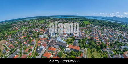 Vue sur la ville thermale de Prien sur la rive ouest du lac Chiemsee à Chiemgau en été Banque D'Images