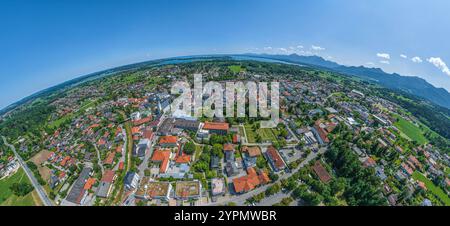 Vue sur la ville thermale de Prien sur la rive ouest du lac Chiemsee à Chiemgau en été Banque D'Images