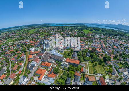 Vue sur la ville thermale de Prien sur la rive ouest du lac Chiemsee à Chiemgau en été Banque D'Images