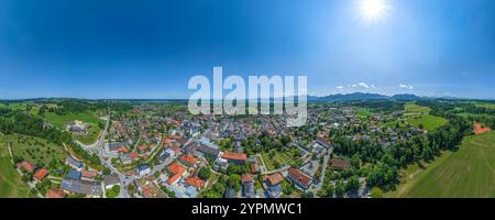 Vue sur la ville thermale de Prien sur la rive ouest du lac Chiemsee à Chiemgau en été Banque D'Images