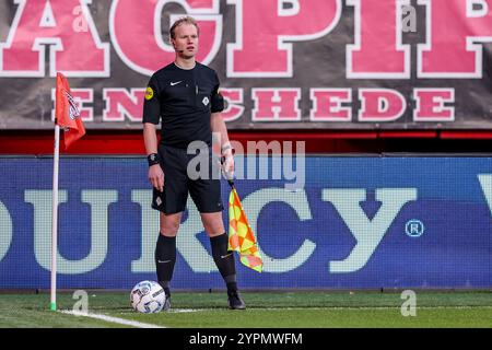 Enschede, pays-Bas. 1er décembre 2024. ENSCHEDE, PAYS-BAS - 1er DÉCEMBRE : L'arbitre adjoint Frans Ozinga regarde pendant le match néerlandais Eredivisie entre le FC Twente et Go Ahead Eagles au de Grolsch Veste le 1er décembre 2024 à Enschede, pays-Bas. (Photo de Peter Lous/Orange Pictures) crédit : Orange pics BV/Alamy Live News Banque D'Images