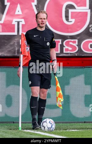 Enschede, pays-Bas. 1er décembre 2024. ENSCHEDE, PAYS-BAS - 1er DÉCEMBRE : L'arbitre adjoint Frans Ozinga regarde pendant le match néerlandais Eredivisie entre le FC Twente et Go Ahead Eagles au de Grolsch Veste le 1er décembre 2024 à Enschede, pays-Bas. (Photo de Peter Lous/Orange Pictures) crédit : Orange pics BV/Alamy Live News Banque D'Images