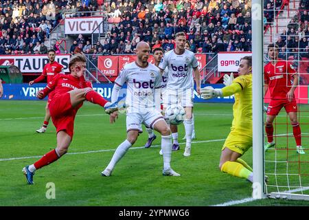 Enschede, pays-Bas. 1er décembre 2024. ENSCHEDE, PAYS-BAS - 1er DÉCEMBRE : SEM Steijn du FC Twente tire pour marquer lors du match néerlandais Eredivisie entre le FC Twente et Go Ahead Eagles au de Grolsch Veste le 1er décembre 2024 à Enschede, pays-Bas. (Photo de Peter Lous/Orange Pictures) crédit : Orange pics BV/Alamy Live News Banque D'Images