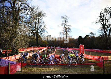 Dublin, Irlande. 1er décembre 2024. Le peloton des coureurs photographiés en action lors de la course d'élite masculine de la Coupe du monde de cyclisme cyclocross à Dublin, Irlande, étape 2 (sur 12) de la Coupe du monde de cyclocross de l'UCI compétition, . BELGA PHOTO JASPER JACOBS crédit : Belga News Agency/Alamy Live News Banque D'Images