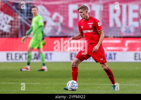 Enschede, pays-Bas. 1er décembre 2024. ENSCHEDE, PAYS-BAS - 1er DÉCEMBRE : Max bruns du FC Twente court avec le ballon lors du match néerlandais Eredivisie entre le FC Twente et Go Ahead Eagles au de Grolsch Veste le 1er décembre 2024 à Enschede, pays-Bas. (Photo de Peter Lous/Orange Pictures) crédit : Orange pics BV/Alamy Live News Banque D'Images
