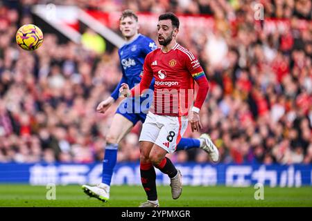 Manchester, Royaume-Uni. 1er décembre 2024. Old Trafford MANCHESTER, ANGLETERRE - 01 DÉCEMBRE : Bruno Fernandes de Man. United court avec le ballon lors de la première League 2024/25 Matchweek 13 match entre Manchester United FC et Everton FC à Old Trafford le 1er décembre 2024 à Manchester, en Angleterre. (Richard Callis/SPP) crédit : photo de presse sportive SPP. /Alamy Live News Banque D'Images