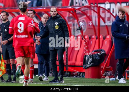 Enschede, pays-Bas. 1er décembre 2024. ENSCHEDE, PAYS-BAS - 1er DÉCEMBRE : quatrième match officiel de Wouter Wiersma lors du match néerlandais Eredivisie entre le FC Twente et Go Ahead Eagles au de Grolsch Veste le 1er décembre 2024 à Enschede, pays-Bas. (Photo de Peter Lous/Orange Pictures) crédit : Orange pics BV/Alamy Live News Banque D'Images