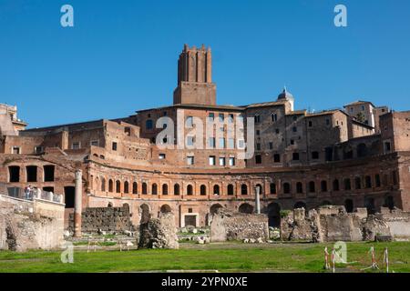 Rome, Italie - 4 novembre 2024 : le Forum romain est une place rectangulaire entourée par les vestiges d'importantes structures gouvernementales anciennes. Banque D'Images