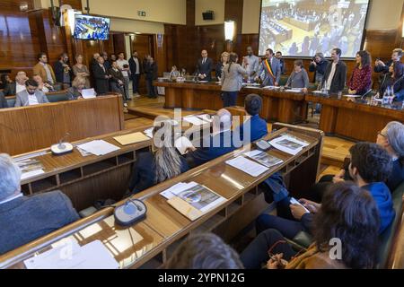 Bruxelles, Belgique. 1er décembre 2024. Cette photo est prise lors de l’installation du nouveau conseil municipal de Vorst/ Forest, le dimanche 01 décembre 2024, à Bruxelles. PVDA-PTB, PS-Vooruit en Ecolo-Groen formera la majorité à la suite des élections locales et provinciales d'octobre en Belgique. BELGA PHOTO NICOLAS MAETERLINCK crédit : Belga News Agency/Alamy Live News Banque D'Images