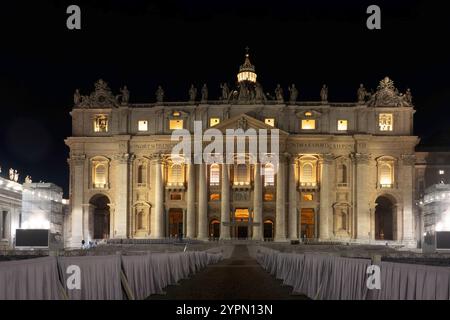 Cité du Vatican , Rome, Italie - 5 novembre 2024 : vue imprenable de nuit sur la basilique pontificale Saint-Pierre dans la Cité du Vatican Banque D'Images