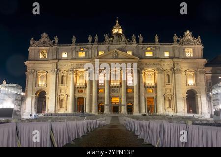 Cité du Vatican , Rome, Italie - 5 novembre 2024 : vue imprenable de nuit sur la basilique pontificale Saint-Pierre dans la Cité du Vatican Banque D'Images
