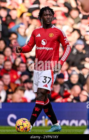 Manchester, Royaume-Uni. 1er décembre 2024. Old Trafford MANCHESTER, ANGLETERRE - 01 DÉCEMBRE : Kobbie Mainoo of Man. United contrôle le ballon lors de la première League 2024/25 Matchweek 13 match entre Manchester United FC et Everton FC à Old Trafford le 1er décembre 2024 à Manchester, en Angleterre. (Richard Callis/SPP) crédit : photo de presse sportive SPP. /Alamy Live News Banque D'Images