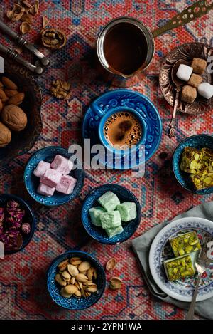 Café turc traditionnel (Türk kahvesi) servi dans un Cezve de cuivre sur un tapis turc avec des bols de plaisir turc (Lokkum), Antalya, Turquie Banque D'Images