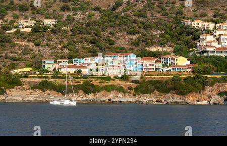 Voilier ancré près d'une station balnéaire colorée dans une île grecque. Skala station de vacances Kefalonia Grèce Banque D'Images