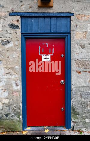 Porte rouge avec cadre bleu dans le magasin de détail. Banque D'Images