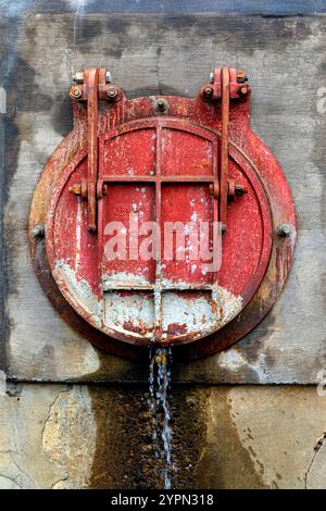 Sortie de drainage sur la rivière Grand, Cambridge Ontario Canada. Banque D'Images