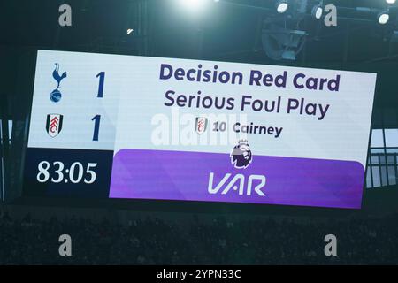 Londres, Royaume-Uni. 1er décembre 2024. Décision DU VAR lors du match Tottenham Hotspur FC contre Fulham FC English premier League au Tottenham Hotspur Stadium, Londres, Angleterre, Royaume-Uni le 1er décembre 2024 crédit : Every second Media/Alamy Live News Banque D'Images